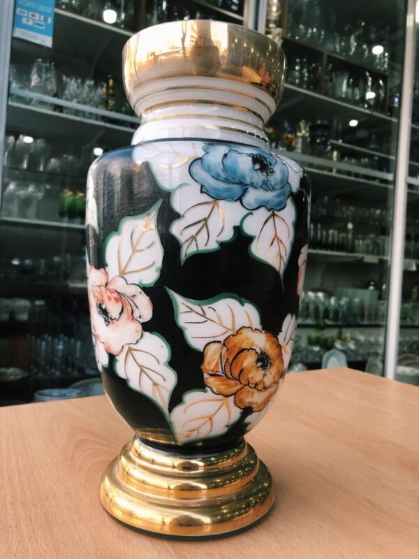 Gran florero o jarrón de opalina muy antiguo pintado a mano con oro
