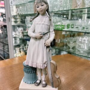Figura porcelana “LLADRO” – Girl with Violin Cello Bow Hassock