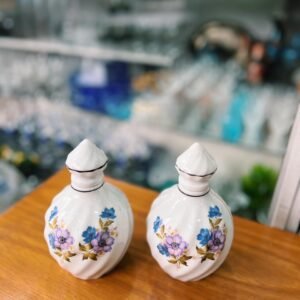 Par de perfumeros de porcelana con flores lilas y celestes