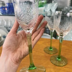Set de 3 copas altas de cristal tallado con pie verde