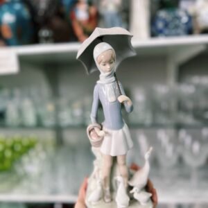 Figura porcelana “LLADRO” Number 4510 mujer con paraguas y gansos