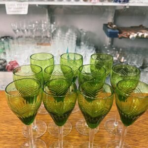 Juego de 11 copas verdes de cristal tallado