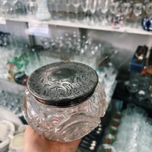 Cofre de vidrio prensado antiguo con tapa metálica