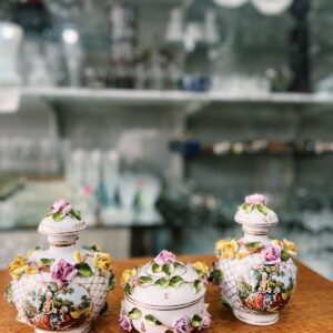 Set de perfumeros de porcelana con escenas galantes y flores en relieve