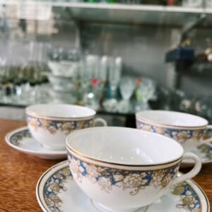 Dúo de té porcelana checoslovaca con guarda de flores celeste y oro