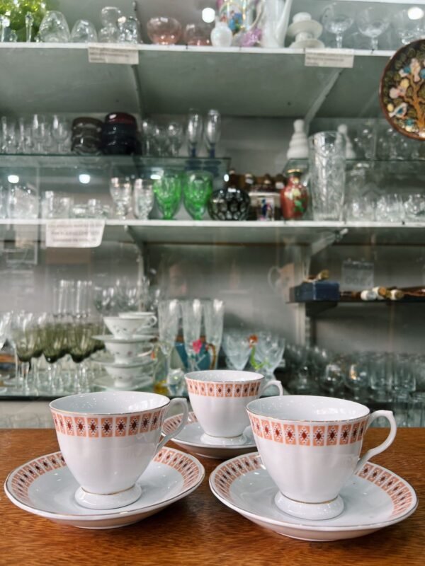 Set de 3 tazas de té con sus platos de porcelana