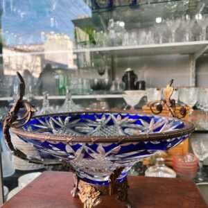 Increible centro de mesa de cristal súper tallado azul con monturas de bronce
