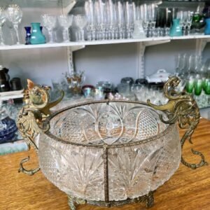 Exquisito centro de mesa de cristal súper tallado con monturas de bronce
