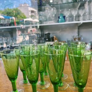 Juego de 12 copas verdes de vidrio talladas