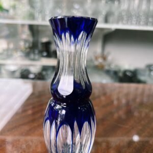 Florero violetero de cristal tallado azul