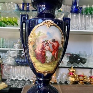 Ánfora, jarrón, florero azul cobalto con escena victoriana porcelana checoslovaca