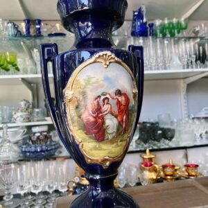 Ánfora, jarrón, florero azul cobalto con escena victoriana porcelana checoslovaca