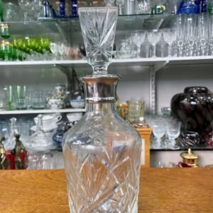 Gran botellón de cristal súper tallado con pico metálico
