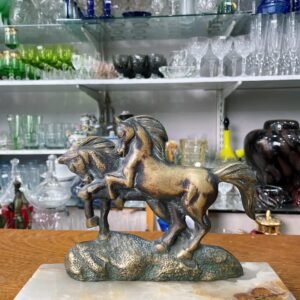 Figura de caballo bronce con marmol