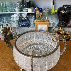 Gran centro de mesa de cristal súper tallado con monturas de bronce