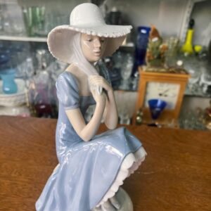 Figura de mujer sentada con gorro porcelana NAO LLADRO Spain