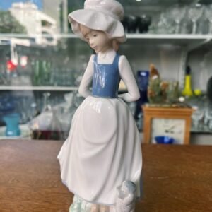 Figura de mujer porcelana NAO LLADRO Spain