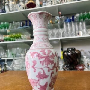 Florero oriental blanco con rosa