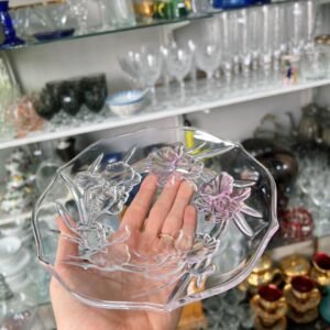 Plato de vidrio con flores