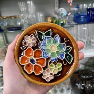 Plato de cerámica pintado a mano
