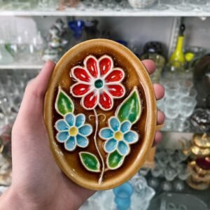 Plato de cerámica pintado a mano