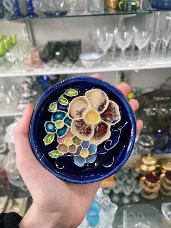 Plato de cerámica pintado a mano