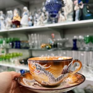 Dúo de té porcelana japonesa con dragones en relieve
