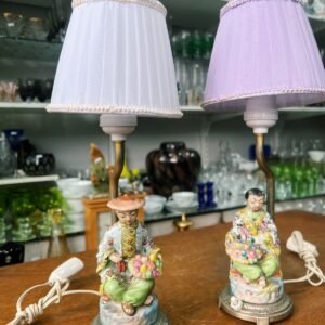 Par de lámparas con figuras orientales