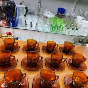 Juego de 11 tazas de café con sus platos de vidrio ambar francesas