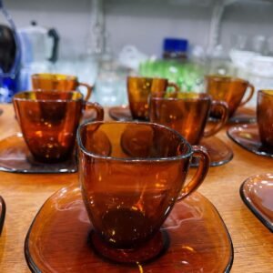 Juego de 11 tazas de café con sus platos de vidrio ambar francesas