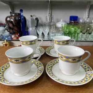 Set de 4 tazas de té con sus platos de porcelana