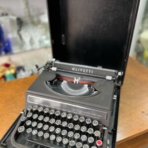 Antigua máquina de escribir OLIVETTI portatil sin uso de los años 30