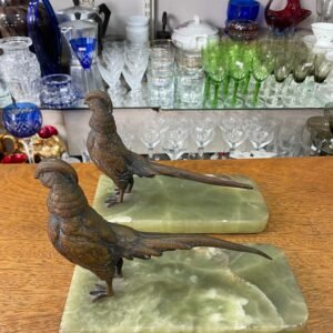 Par de figuras de aves de bronce con mármol