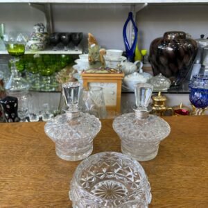 Set de perfumeros de cristal tallado con tapa de plata
