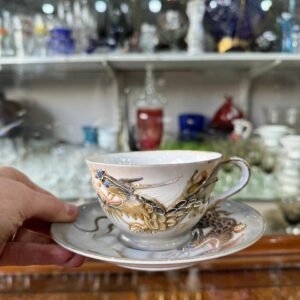 Dúo de té porcelana japonesa con dragones en relieve – se ve la geisha en el fondo de la taza