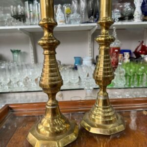 Par de candelabros de bronce