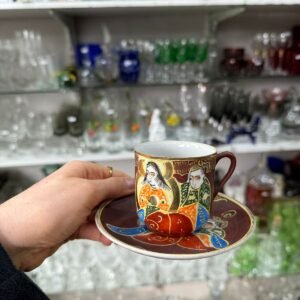 Dúo de café satsuma pintado a mano con oro – se ve a la geisha en el fondo de la taza