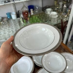 Juego de 11 platos hondos de porcelana con guarda plateada