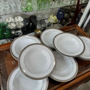 Juego de 11 platos hondos de porcelana con guarda plateada