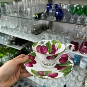 Dúo de té de porcelana con cerezas pintadas a mano