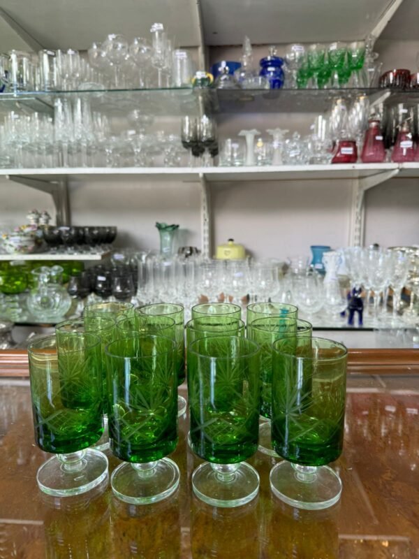 Juego de 12 copas de cristal súper tallado verdes para vino - Image 2