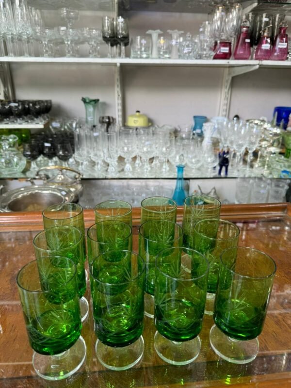 Juego de 12 copas de cristal súper tallado verdes para vino - Image 3