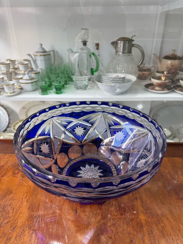 Gran centro de mesa de cristal súper tallado azul