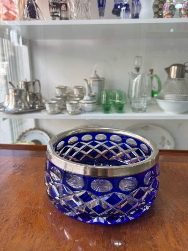 Exquisito centro de mesa de cristal súper tallado azul con guarda metálica - Image 3