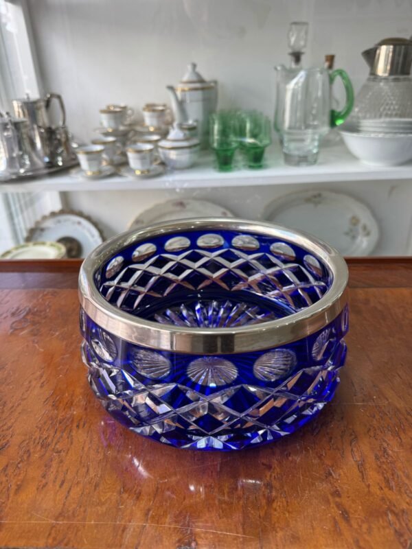 Exquisito centro de mesa de cristal súper tallado azul con guarda metálica