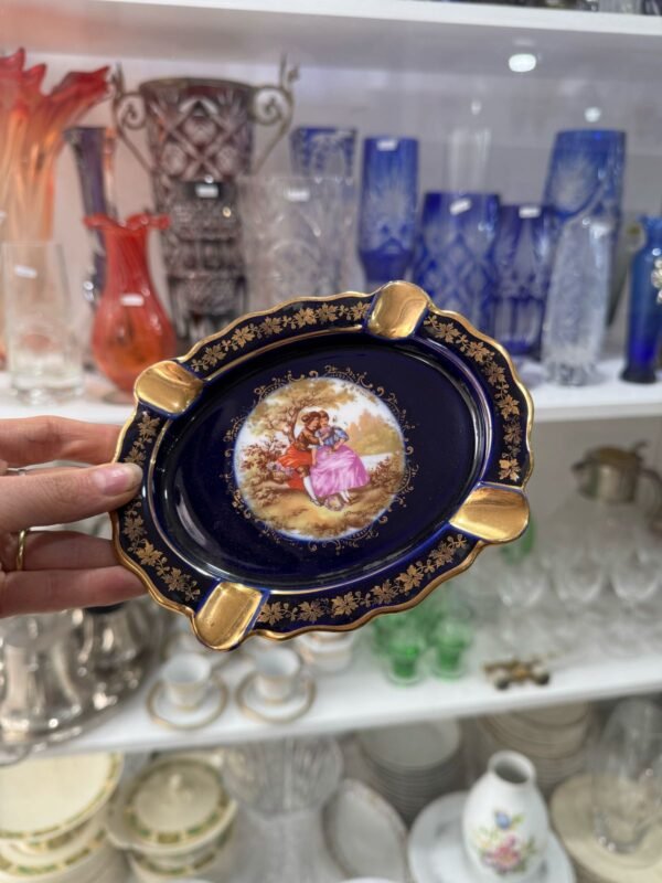 Cenicero LIMOGES azul cobalto con oro con escena galante
