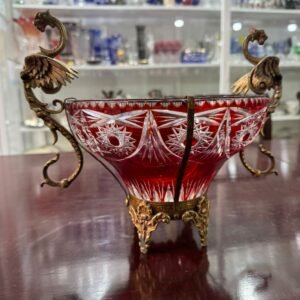 Centro de mesa de cristal súper tallado rubí con monturas de bronce checoslovaco