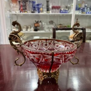 Centro de mesa de cristal súper tallado rubí con monturas de bronce checoslovaco
