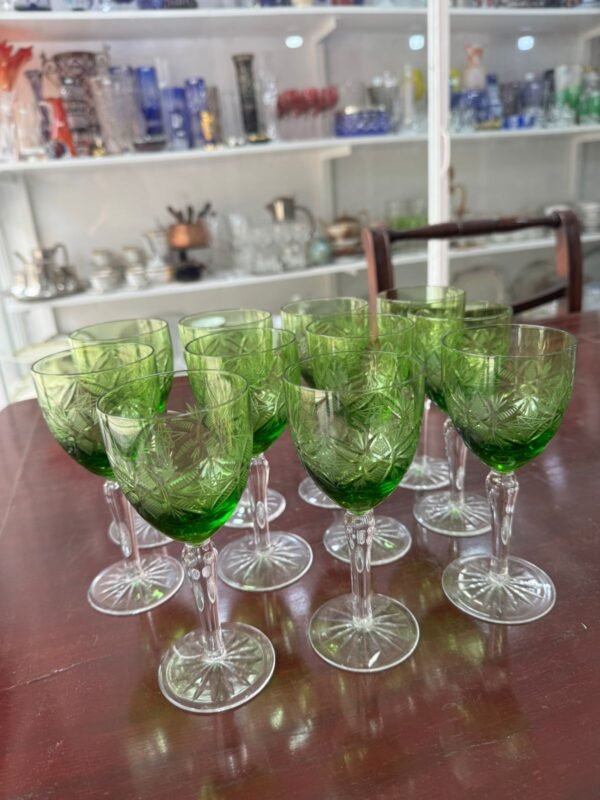 Juego de 11 copas de cristal súper tallado verdes