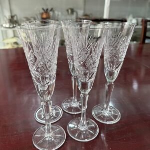 Exquisito juego de 5 copas de cristal súper tallado
